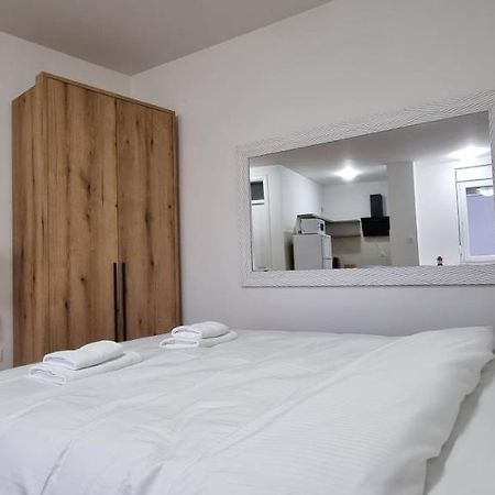Grove II Apartment = Strict City Centre โนวีซาด ภายนอก รูปภาพ