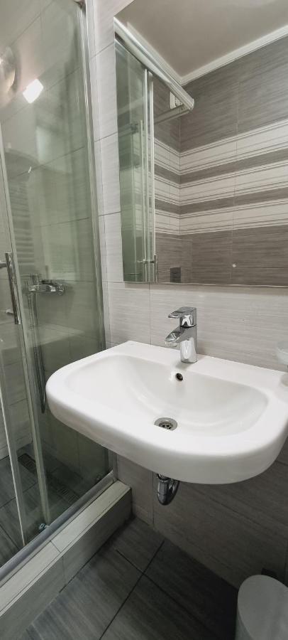 Grove II Apartment = Strict City Centre โนวีซาด ภายนอก รูปภาพ
