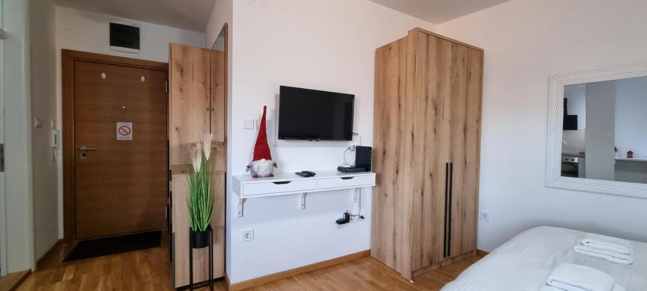 Grove II Apartment = Strict City Centre โนวีซาด ภายนอก รูปภาพ