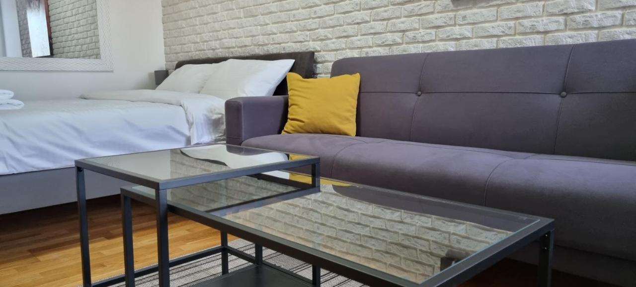 Grove II Apartment = Strict City Centre โนวีซาด ภายนอก รูปภาพ
